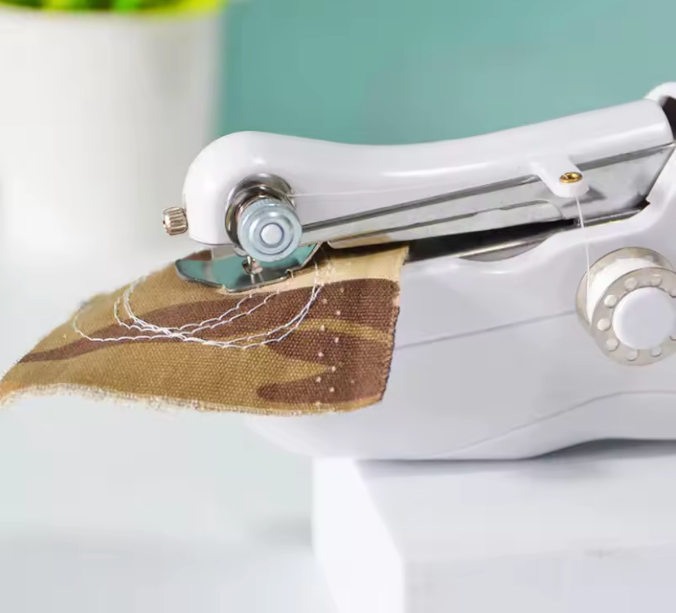 Máquina de Coser Portátil + Accesorios: ¡Repara tu ropa fácilmente en minutos!